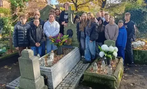 Zdjęcie do UCZNIOWIE ODWIEDZILI MIEJSCA PAMIĘCI