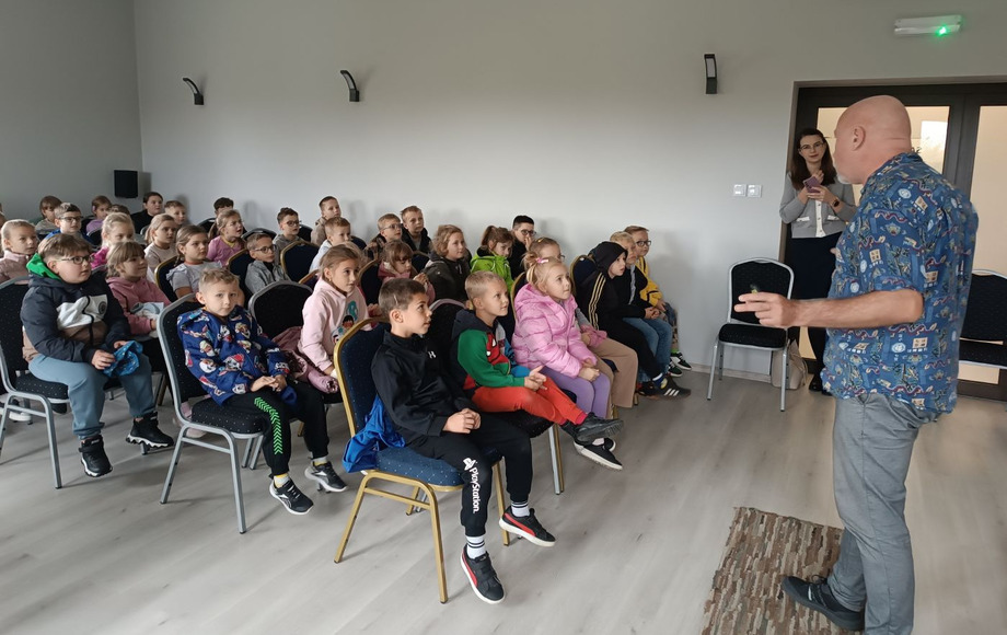 Spotkanie uczniów klas 1–3 z pisarzem Łukaszem Wierzbickim